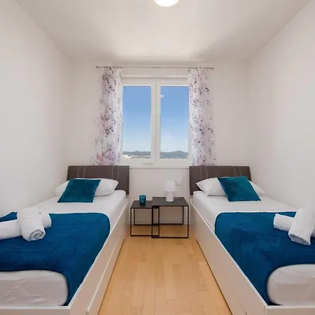 Stella Maris 2bdr, Balcony, Sea View, Garage, Bbq